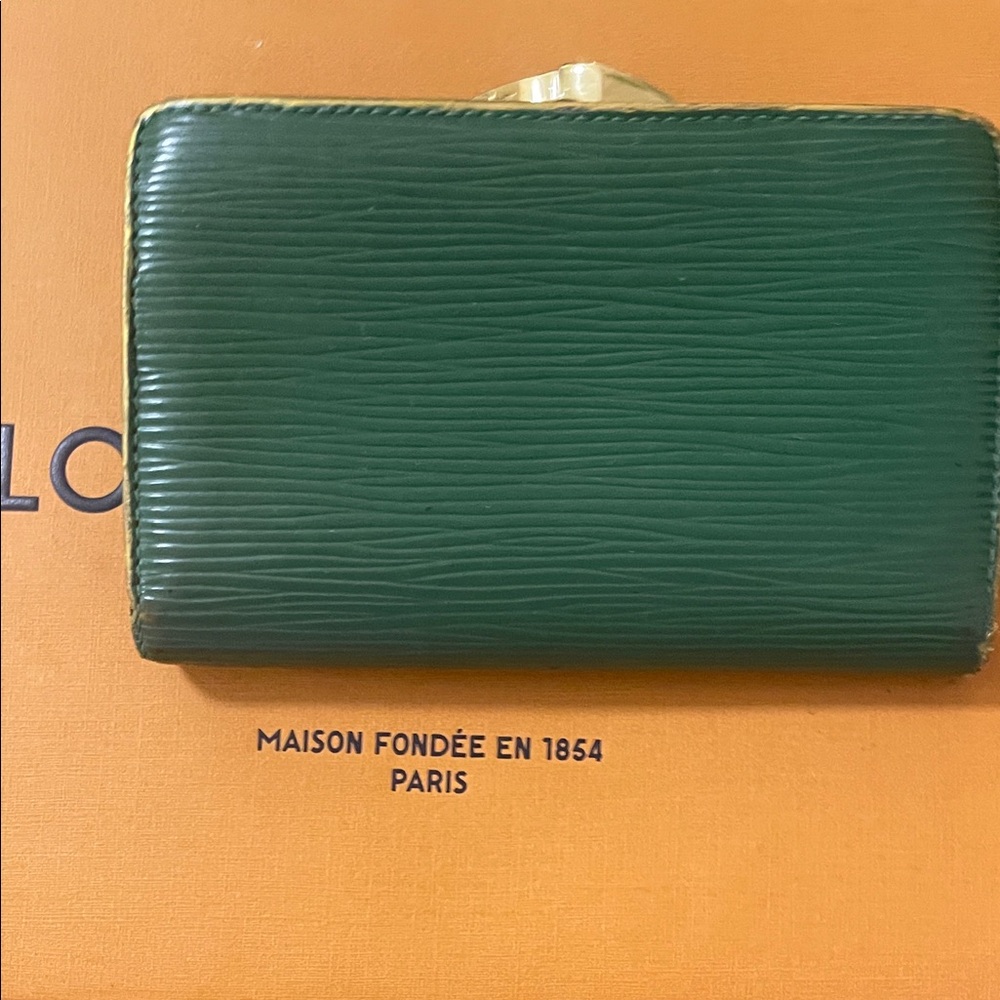 Authentic LOUIS VUITTON Green EPI Kiss  Bifold Wallet MI0966